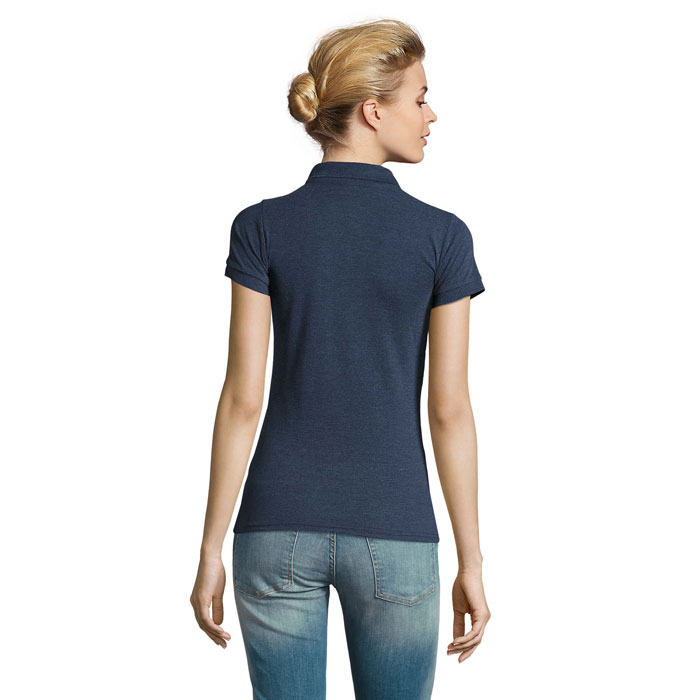 Femme de dos en polo bleu marine