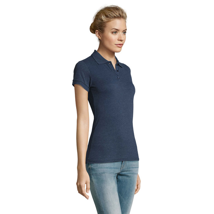 Femme portant polo bleu marine et jean clair
