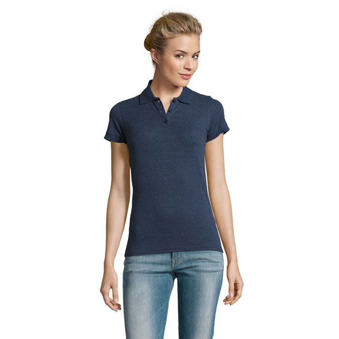 Femme portant un polo bleu marine ajusté