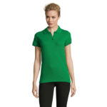 Femme portant polo vert et pantalon noir
