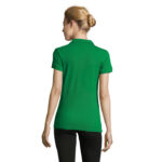 Dos d’une femme en polo vert