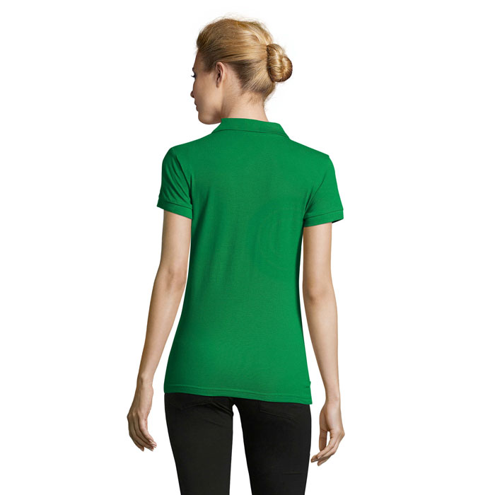 Dos d’une femme en polo vert