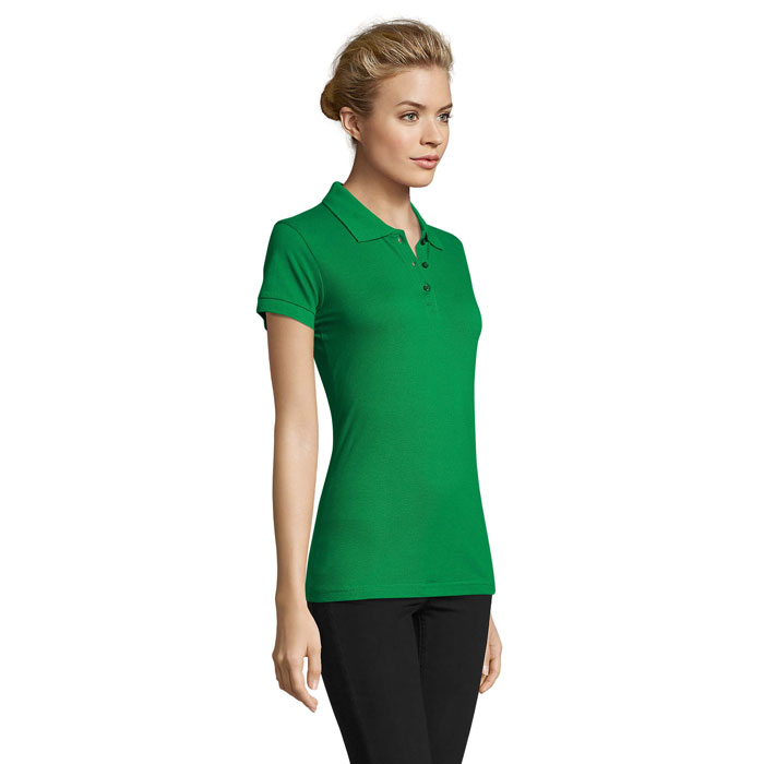 Femme portant un polo vert ajusté