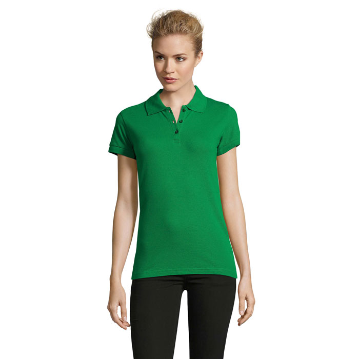 Femme portant polo vert et pantalon noir