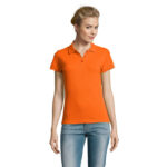 Femme portant un polo orange et jean