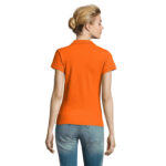 Femme de dos en polo orange
