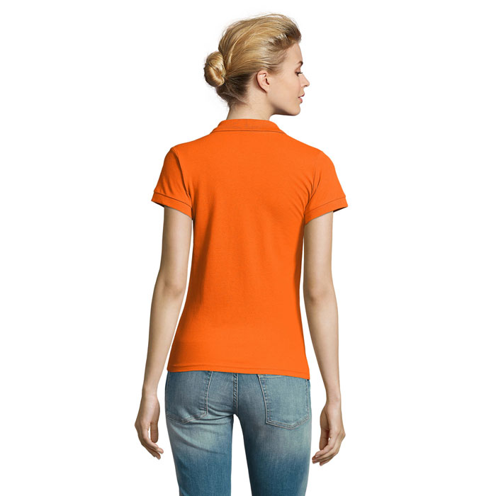 Femme de dos en polo orange