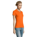 Femme portant un polo orange et jean