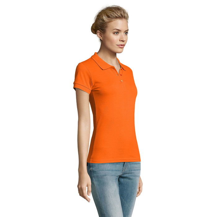 Femme portant un polo orange et jean