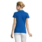 Femme portant un polo bleu vue de dos