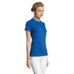 Femme portant un polo bleu ajusté