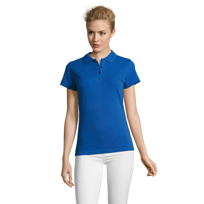 Femme portant un polo bleu classique