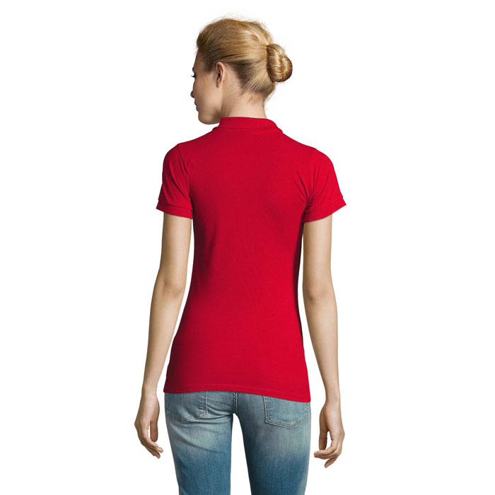 Femme de dos en t-shirt rouge ajusté