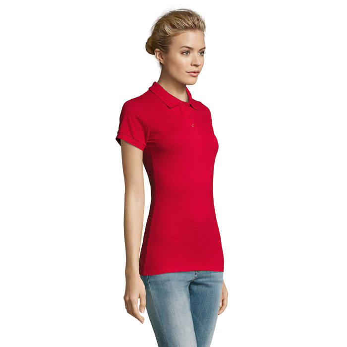 Femme portant un polo rouge et jean