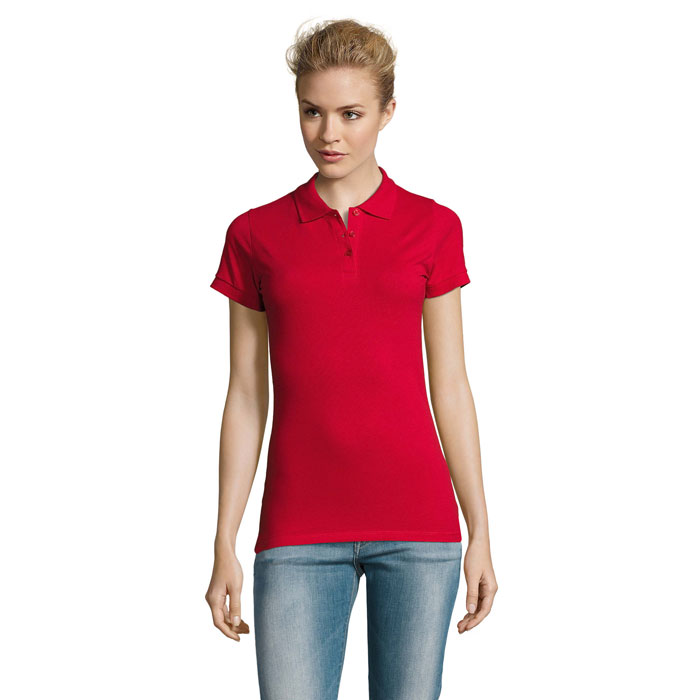 Femme portant polo rouge et jean bleu