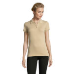 Femme portant polo beige et pantalon noir