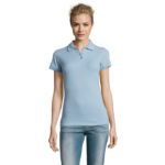 Femme portant un polo bleu clair
