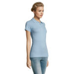 Femme portant polo bleu clair et jean