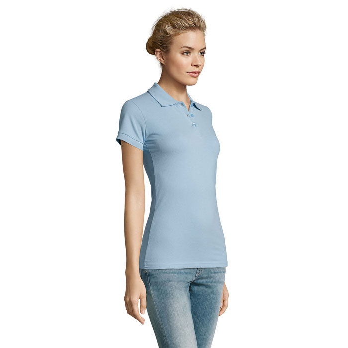 Femme portant polo bleu clair et jean