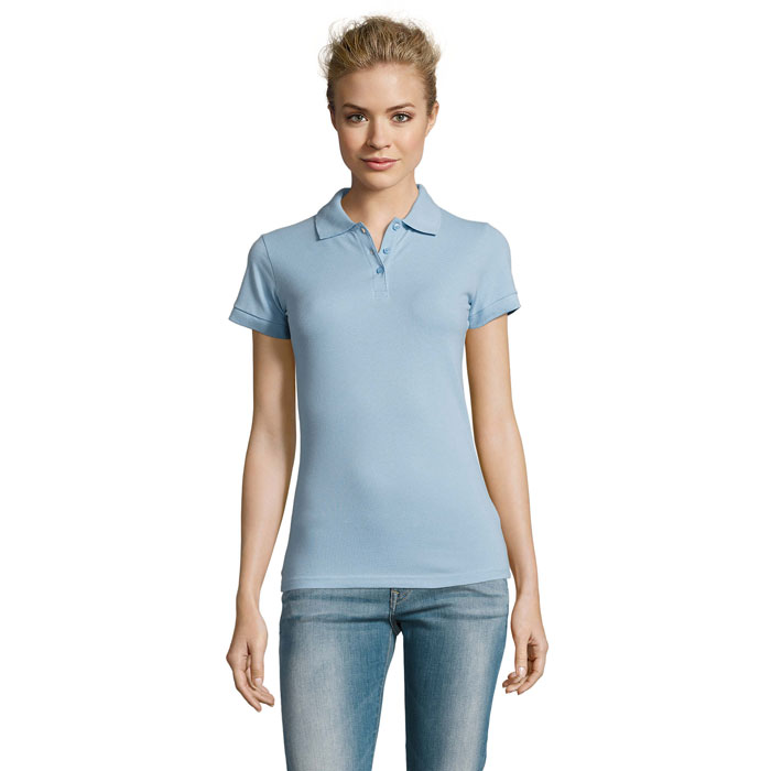 Femme portant un polo bleu clair