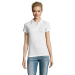 Femme portant polo blanc et jean bleu