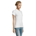 Femme portant un polo blanc ajusté