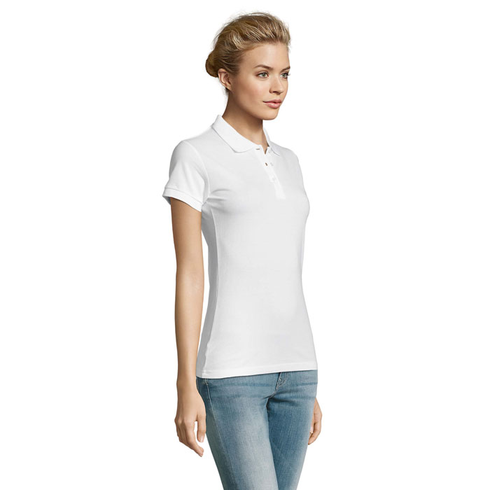 Femme portant un polo blanc ajusté