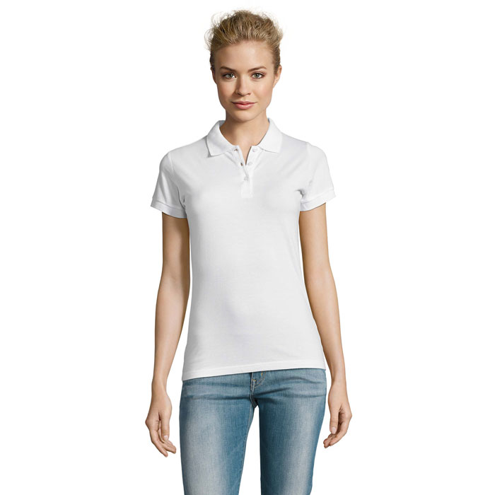 Femme portant polo blanc et jean bleu