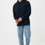Homme portant hoodie noir et jean clair