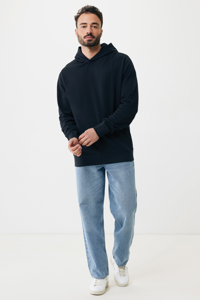 Homme portant hoodie noir et jean clair