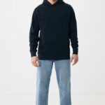 Homme portant hoodie noir et jean clair