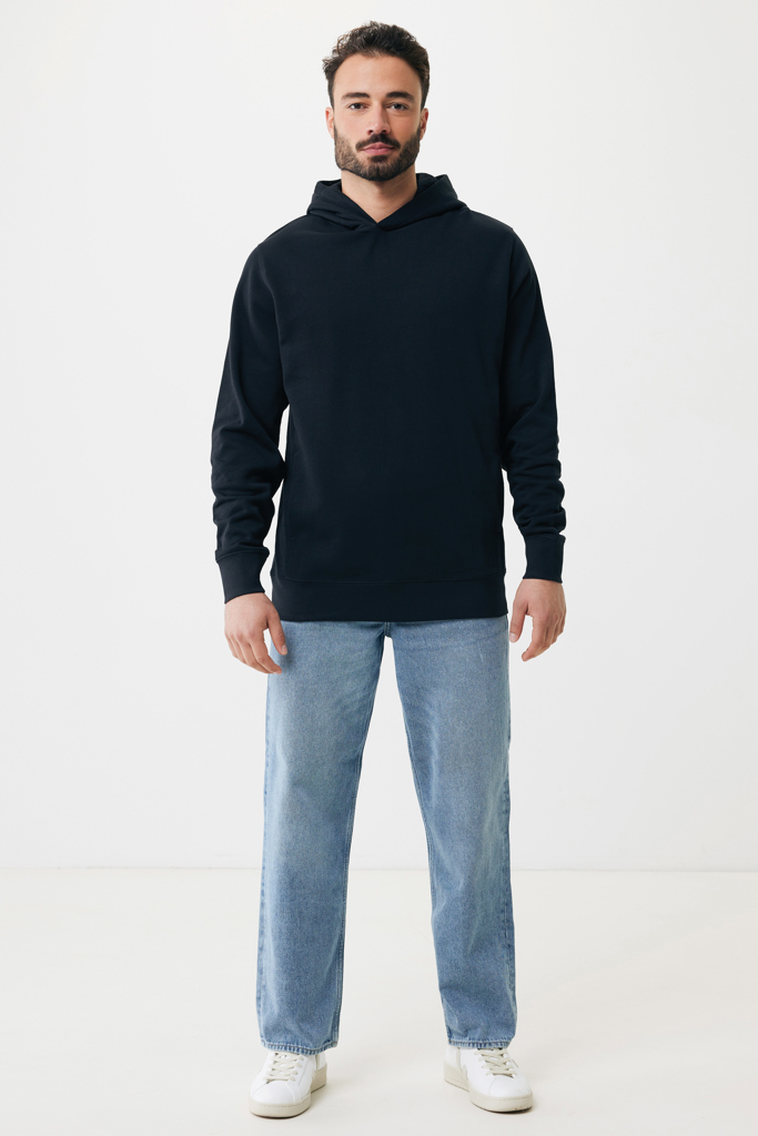 Homme portant hoodie noir et jean clair