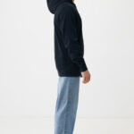Homme de profil en sweat noir et jean
