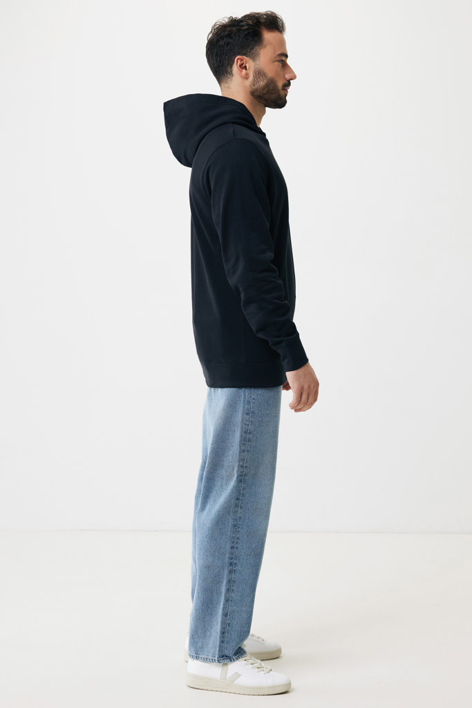 Homme de profil en sweat noir et jean