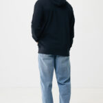 Homme portant hoodie noir et jean clair