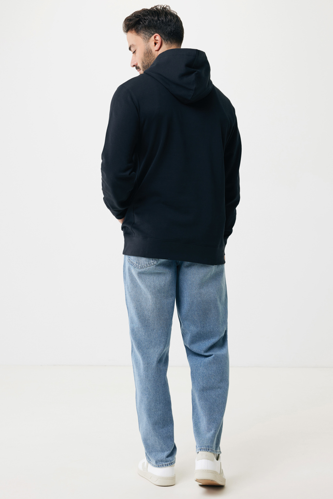 Homme portant hoodie noir et jean clair