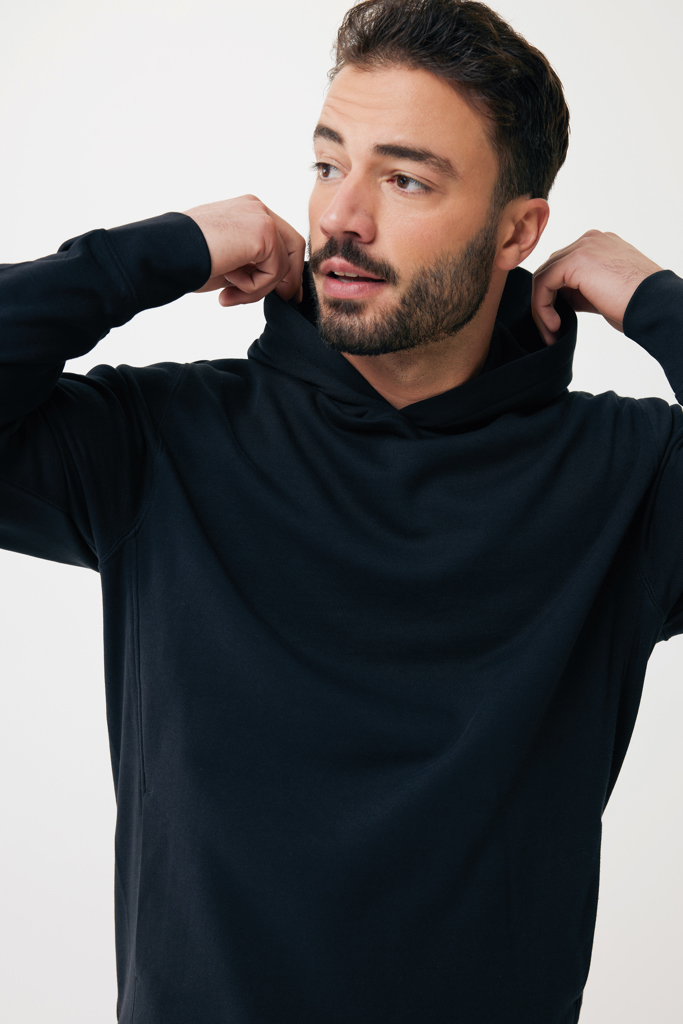 Homme portant un sweat à capuche noir