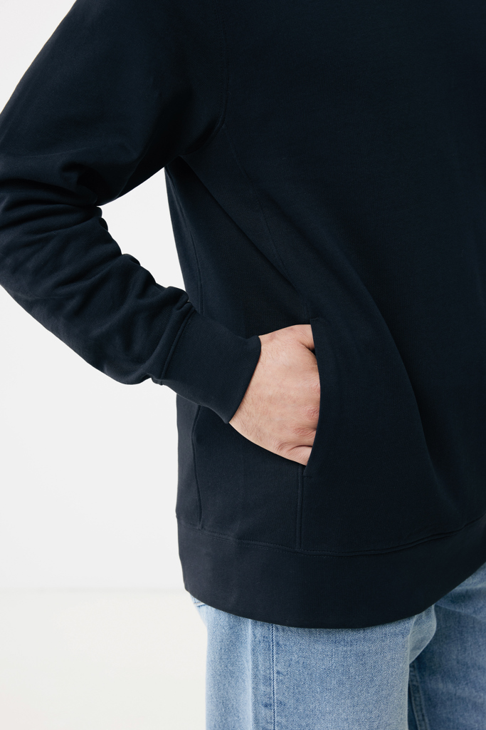 Sweat noir avec main dans la poche