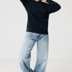 Femme en hoodie noir et jean large
