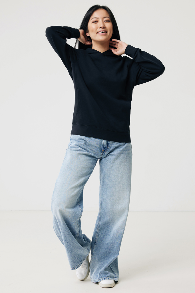 Femme en hoodie noir et jean large