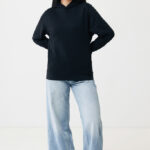 Femme portant sweat noir et jean large