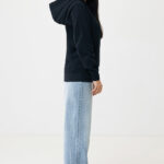Femme en hoodie noir et jean large