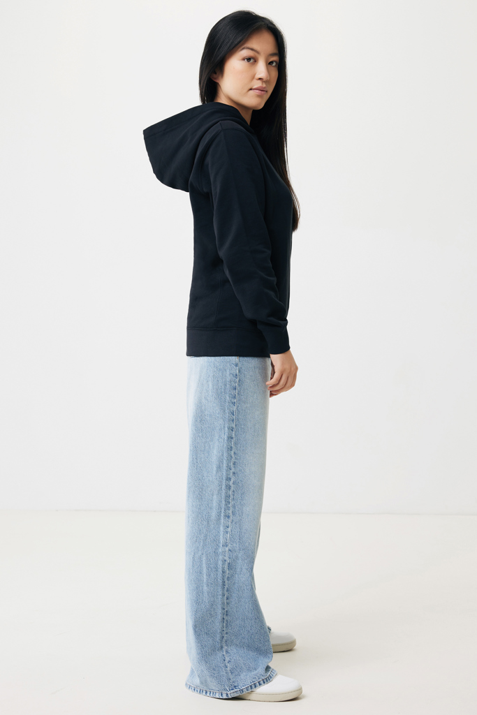 Femme en hoodie noir et jean large
