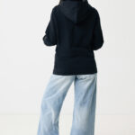 Personne portant hoodie noir et jean large