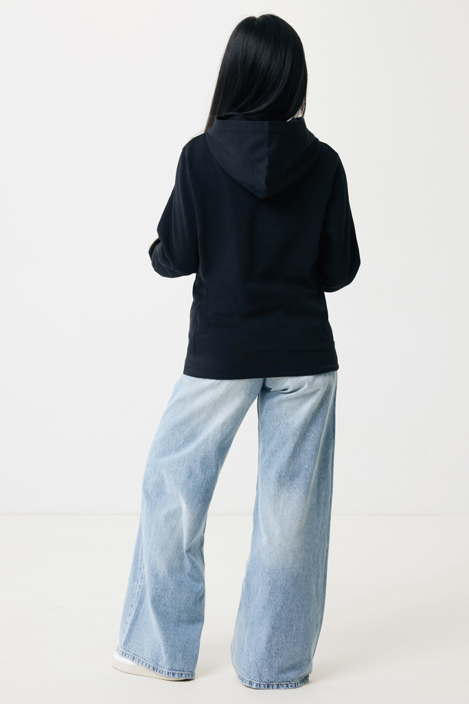 Personne portant hoodie noir et jean large