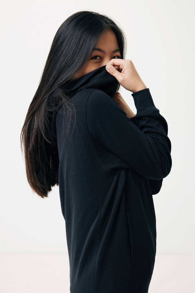Femme en sweat noir couvrant son visage