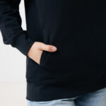 Sweat noir avec main dans la poche