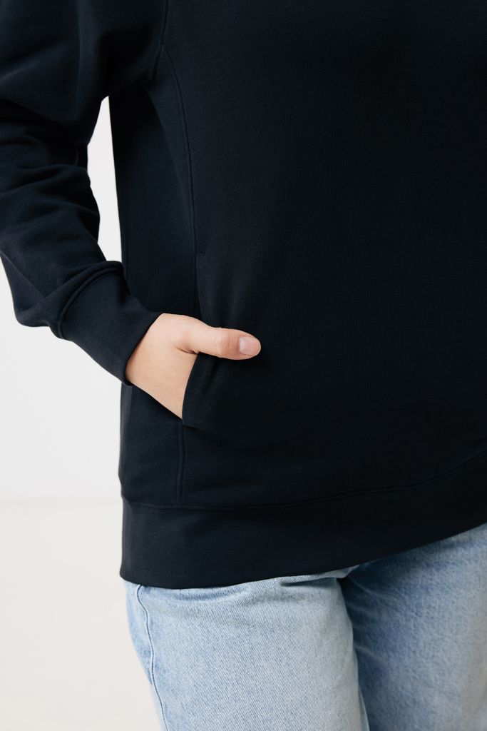 Sweat noir avec main dans la poche
