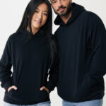 Couple portant sweats à capuche noirs