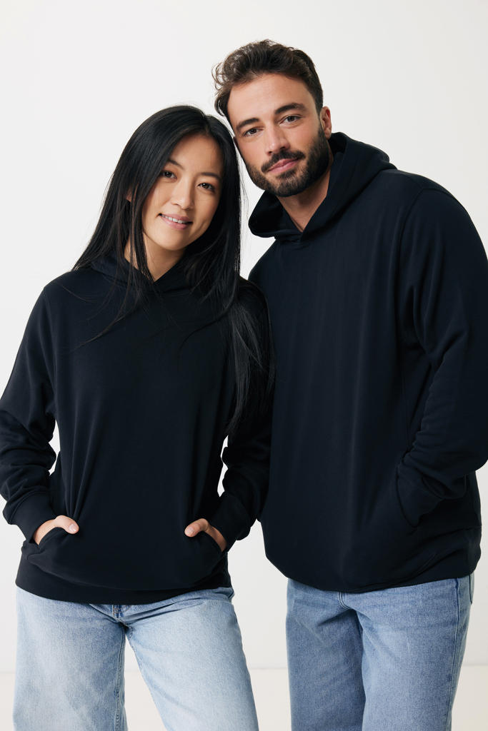 Couple portant sweats à capuche noirs